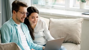 How Online Therapy for Couples Bridges Distance and Strengthens Relationships